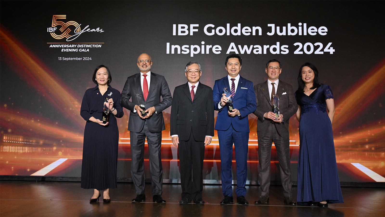 DPM Gan and IBF CEO, Carolyn Neo, with senior representatives from DBS, OCBC, Prudential and UOB receiving the Golden Jubilee Inspire Awards.