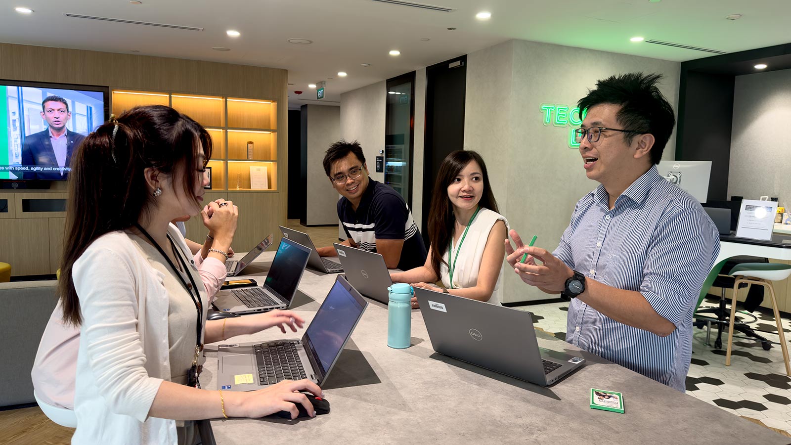Kon Shi Wang, having a group discussion.